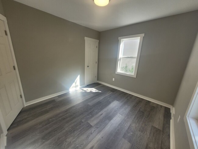 Building Photo - Recently Renovated 2 Bedroom, 1 Bathroom H...