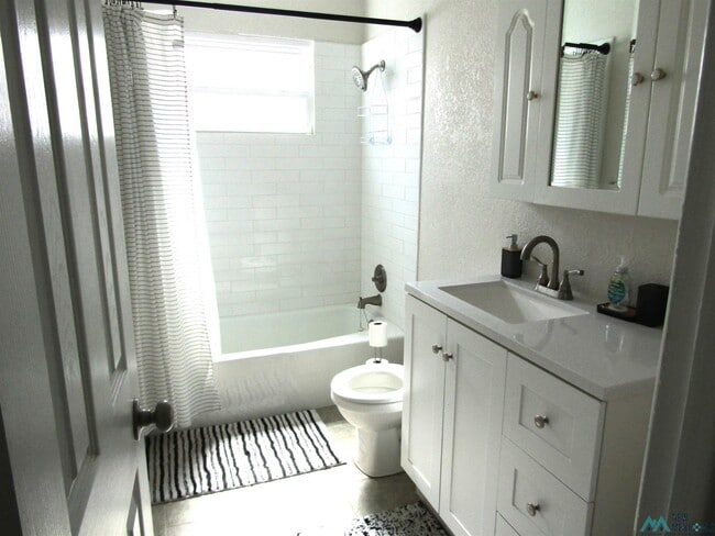 Building Photo - 903 S 10th St