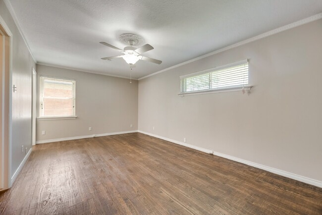 Building Photo - Gorgeous 2 Bed, 2 Bath Lochwood Home!