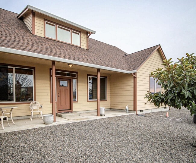 Primary Photo - Beautiful home on acreage!