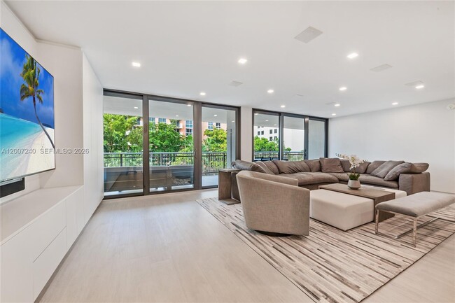 Building Photo - 2901 S Bayshore Dr