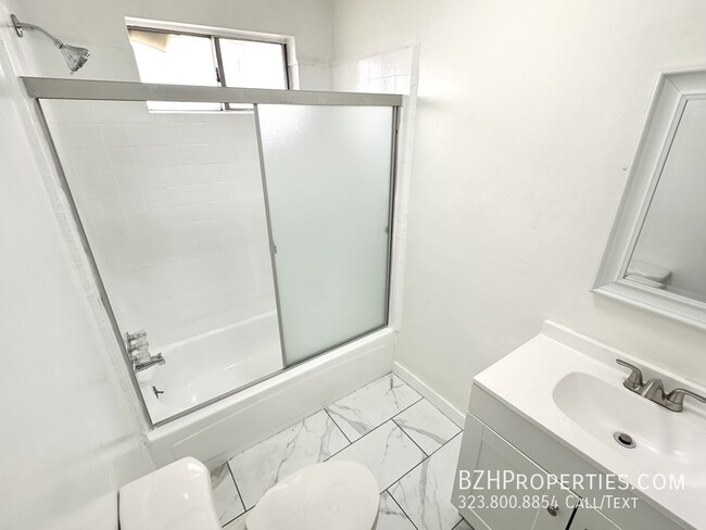 Building Photo - 2Bed 2Bath with Stainless Steel Appliances...