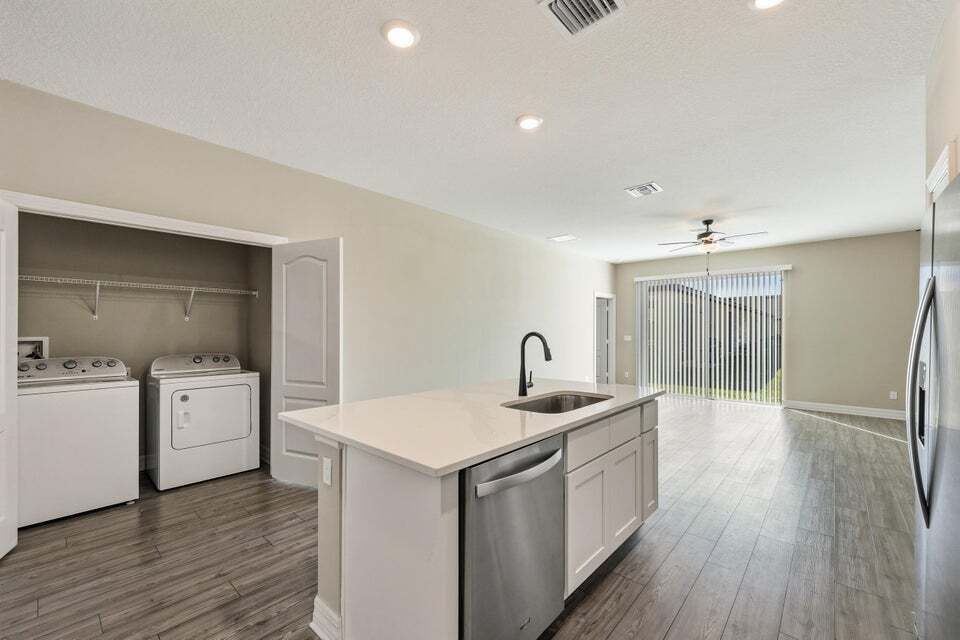 Building Photo - 1817 Party Pl