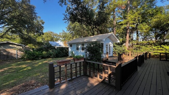 Building Photo - 905 Van Ave