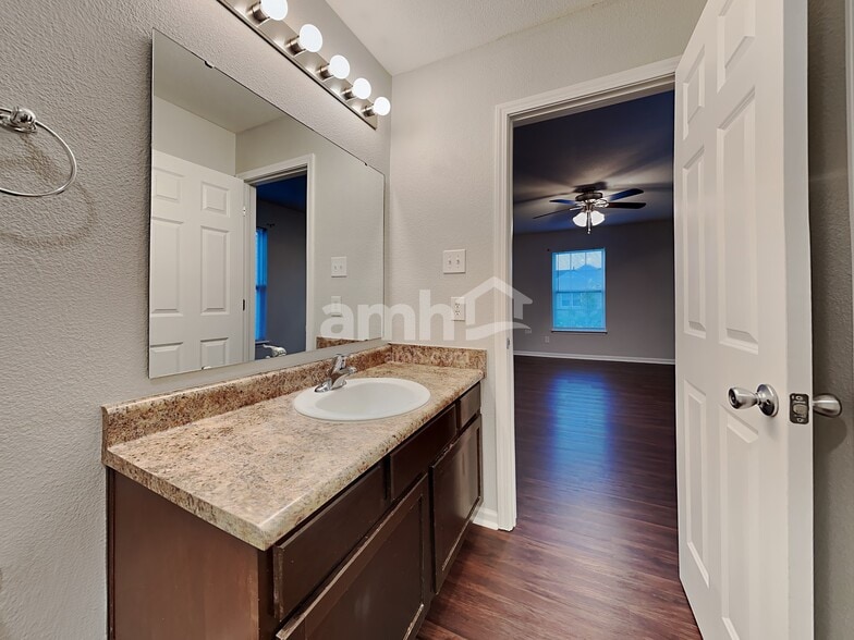 Building Photo - 1141 Central Park Dr