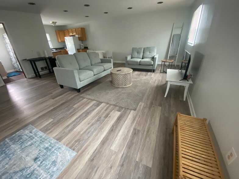 Building Photo - 340 W 26th St