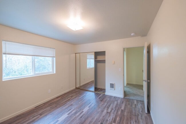 Building Photo - *MOVE IN SPECIAL** Close To The Heart of Down Town Lebanon!
