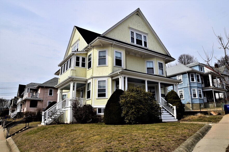 Building Photo - 32 Bigelow St