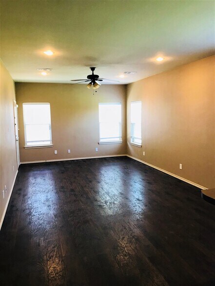 Building Photo - 4213 Castlegate Dr