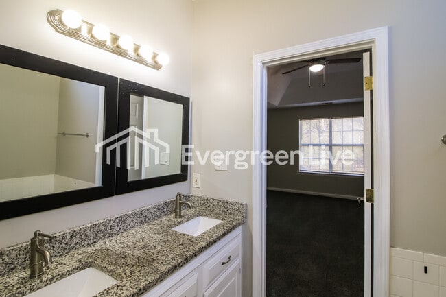 Building Photo - 365 Wynbrook Dr