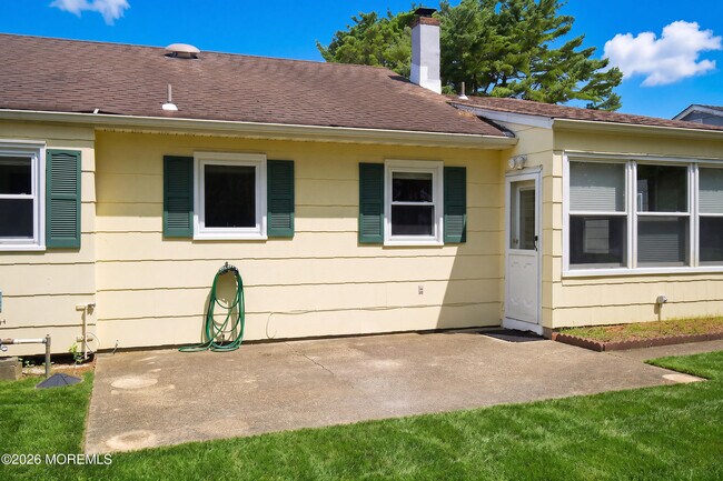 Building Photo - 943 Edgebrook Dr N