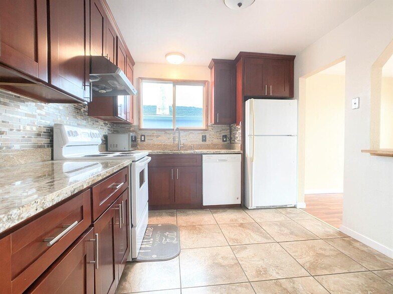 Building Photo - 1215 Skyline Dr