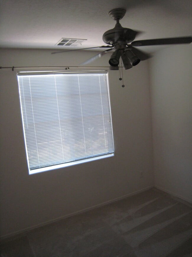 Building Photo - Spacious condo with attached garage.