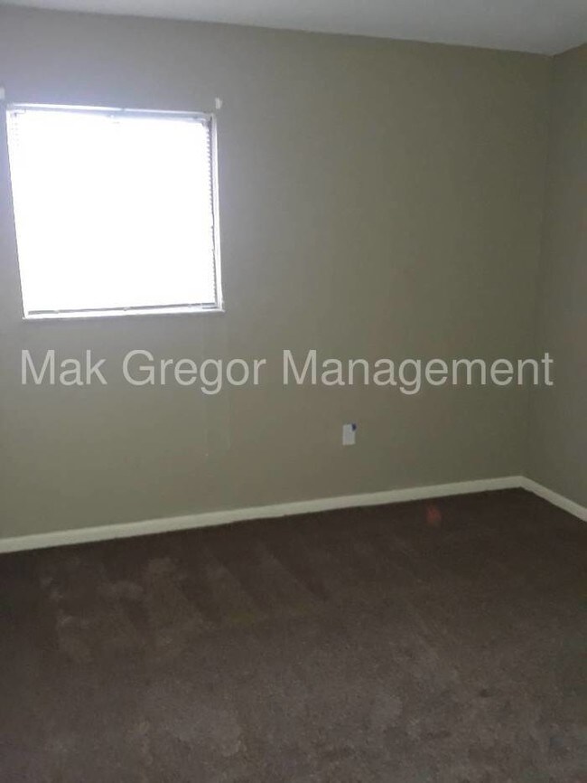 Building Photo - 2 BDRM Apt, New Flooring, Appliances, C/A.