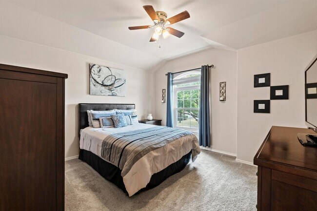 Building Photo - 525 Golden Creek Dr