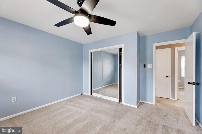 Building Photo - 18 Chantilly Ct