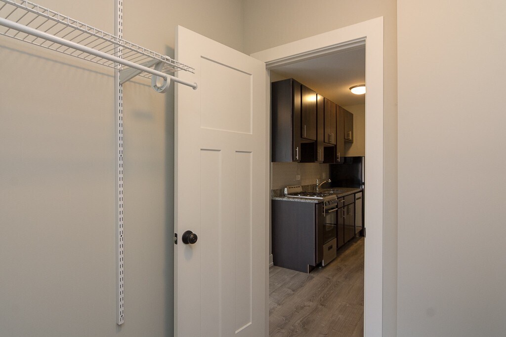 Building Photo - 706 W Brompton Ave