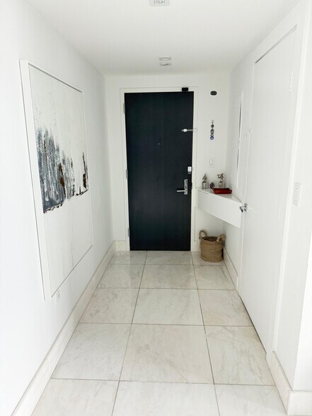 Building Photo - 900 Biscayne Blvd