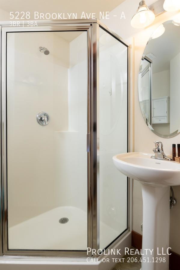 Building Photo - 5228 Brooklyn Ave NE