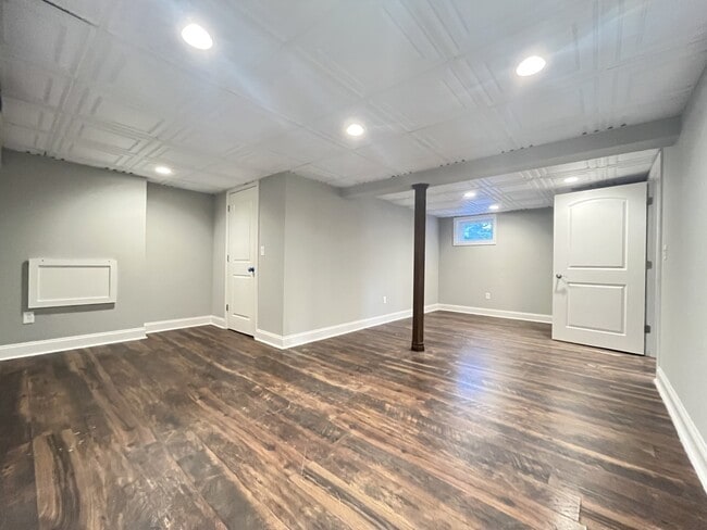 Building Photo - 1606 N Poplar Ave