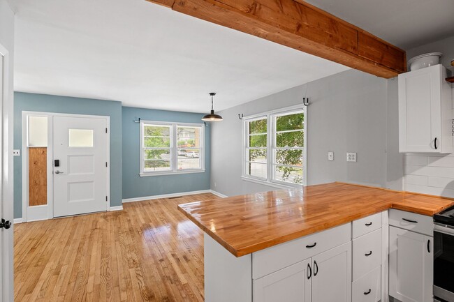 Building Photo - Spacious Home Near Downtown Durham