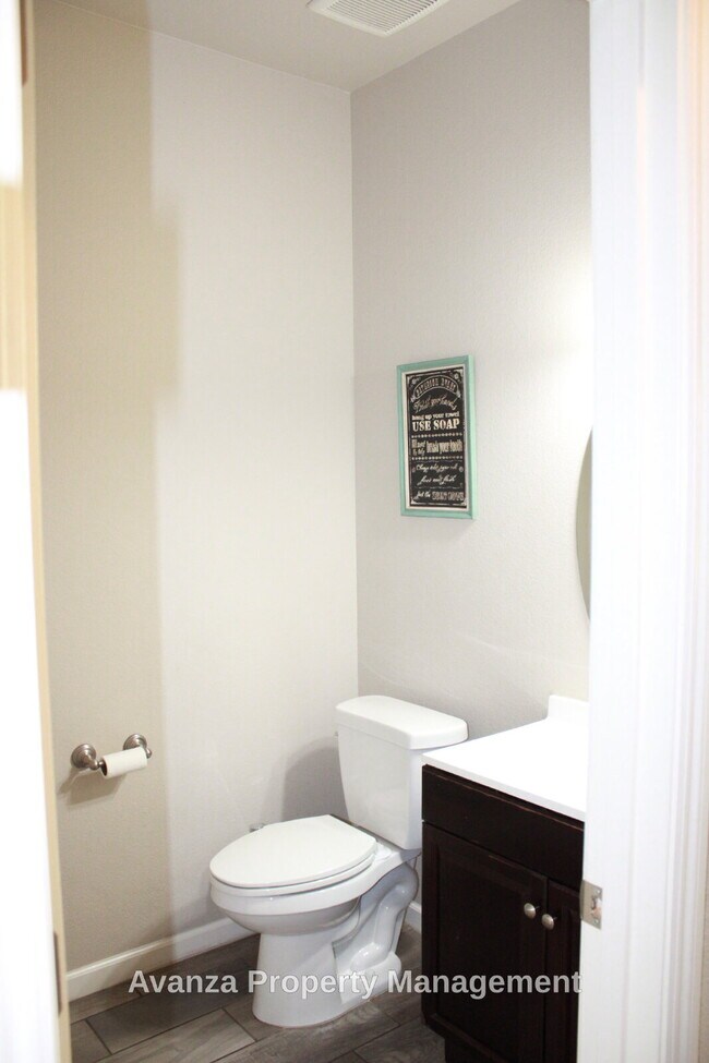 Building Photo - Home for Rent 4 Bed/2.5 Bath - 2,400 Sq Ft. Rent: $3,395/month Security Deposit: $3,495 Clovis Ea...