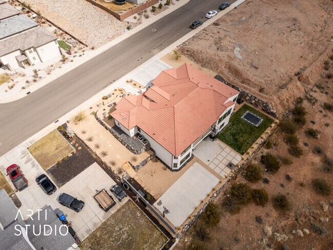Building Photo - Beautiful 6 Bedroom 4.5 Bathroom Home in D...