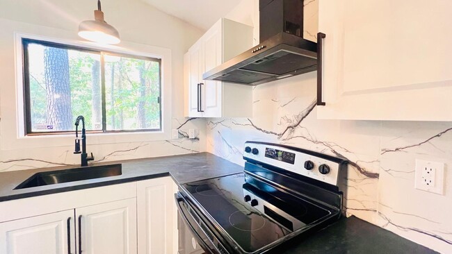 Building Photo - Stylish 2-Bed Carrboro Home with Private Patio