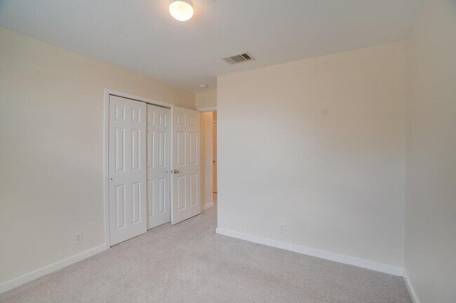 Building Photo - 402 Hickory Tree Dr