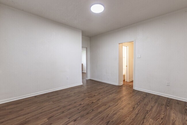 Building Photo - AVAILABLE OCTOBER 15th - Quirky 3+ Bedroom...