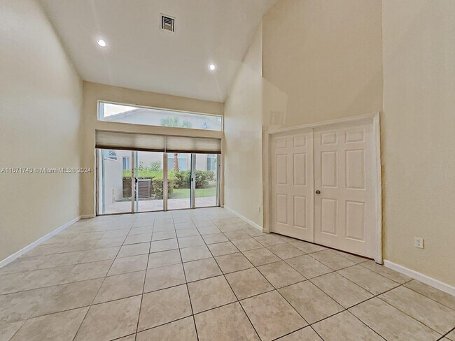 Building Photo - 8101 Madison Lakes Cir S