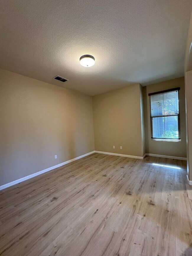 Building Photo - 684 Whitfield Ln