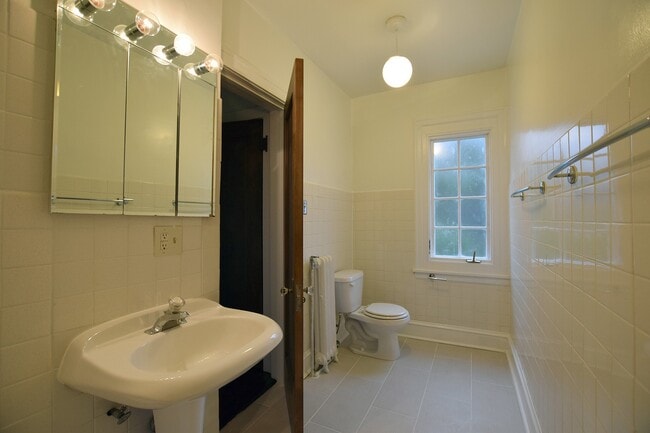 Bath - 460 Winnetka Ave.