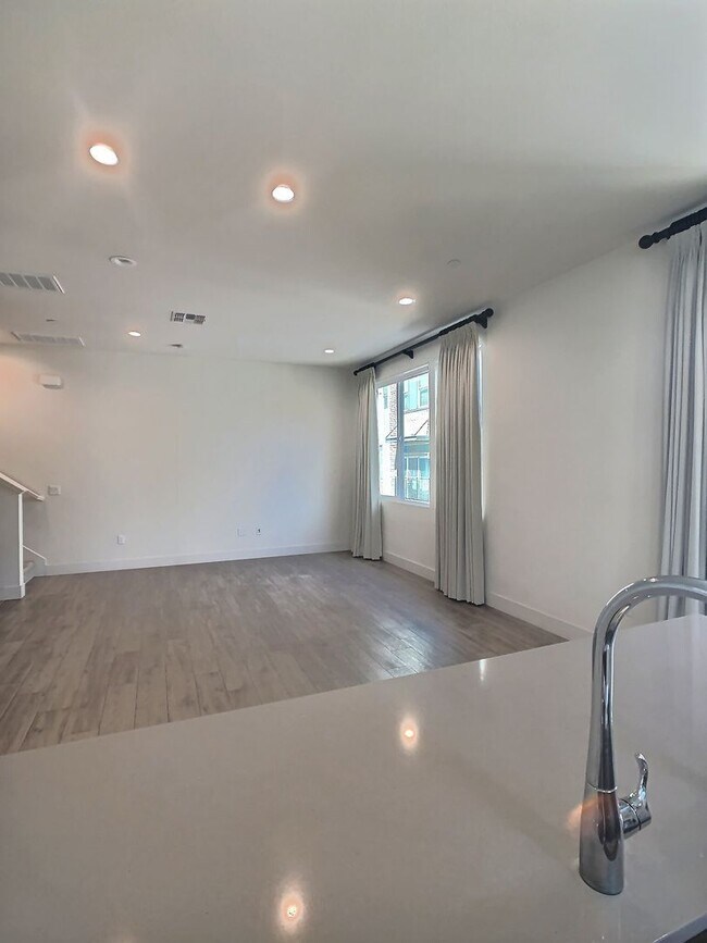 Building Photo - Bright 2 Bedroom Townhome in Downtown San Jose