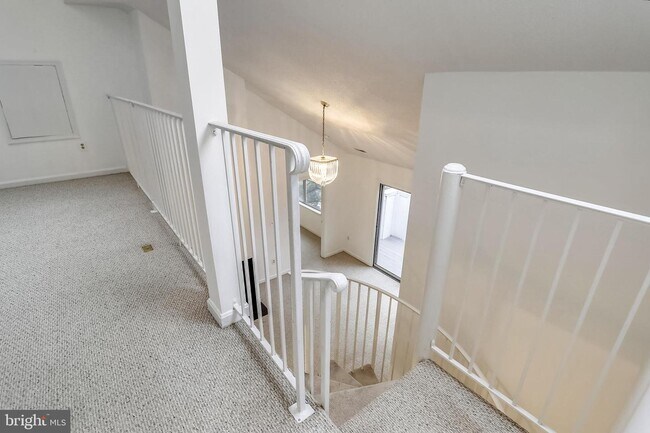 Building Photo - 10010 Vanderbilt Cir