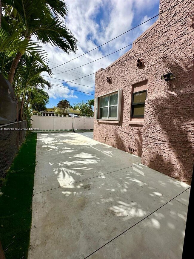 Building Photo - 1773 NW 19th St