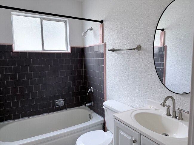 Building Photo - Recently remodeled 1 bedroom in West Redding