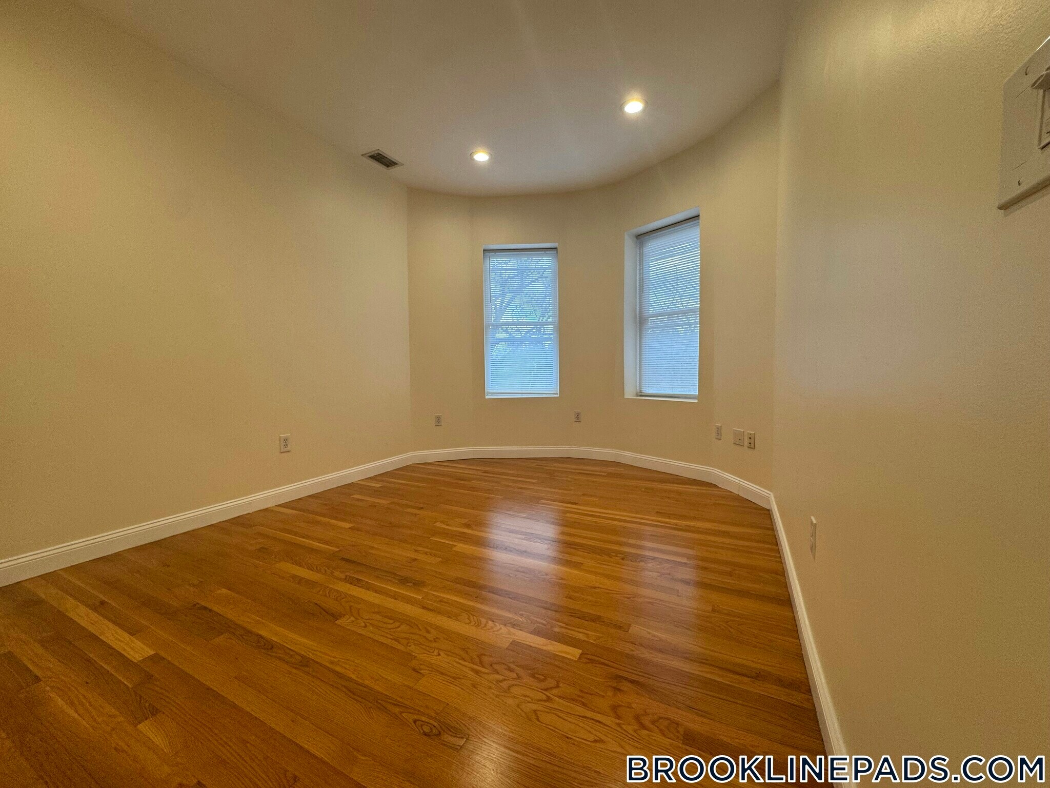 Building Photo - 1801 Beacon St