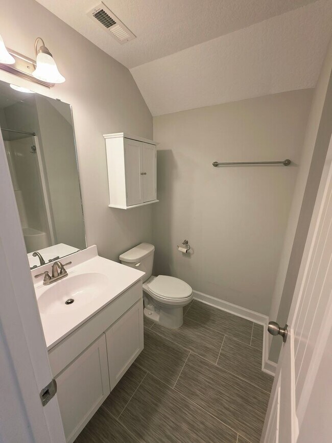 Building Photo - 4 Bedroom #3 Bath Towne Pointe