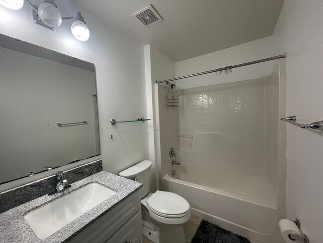 Building Photo - Great Home Great Location - 4 br 2 1/2 bath