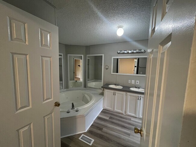 Building Photo - Colony Oaks Homes