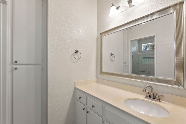 Building Photo - Beautiful End Unit Condo with Overlook of ...