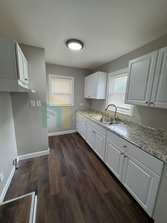 Building Photo - Beautifully Updated 4BR/1BA Home with Fini...