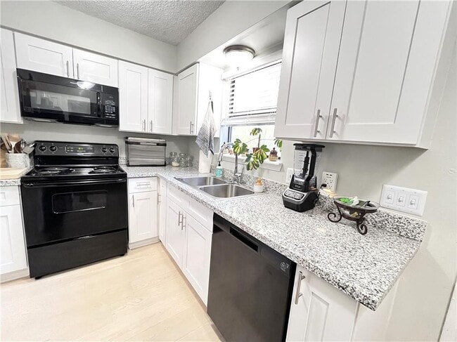 Building Photo - 1373 E Sequoyah Ct