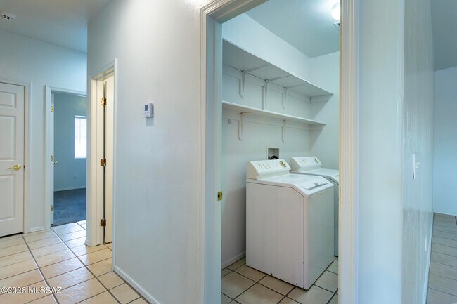 Building Photo - 392 Falcon Ct