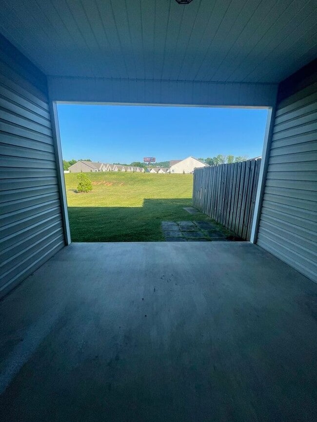 Building Photo - 2 bed, 2 bath, 2 car garage ranch style townhouse in N. Knoxville