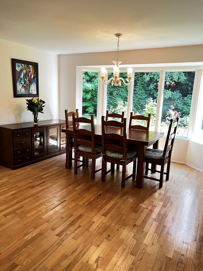 Building Photo - CLICK "REQUEST A TOUR" NOW!