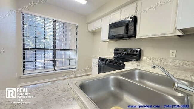 Building Photo - 9601 Forest Ln