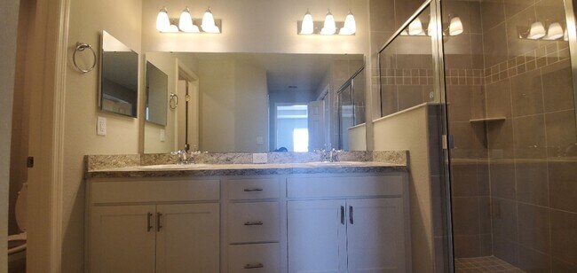 Building Photo - 4-Bedroom, 2-Bathroom in Villamar Winter Haven