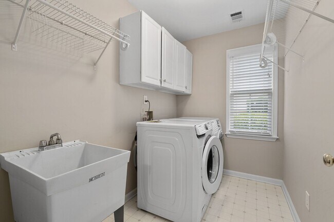 Building Photo - Spacious 4-Bedroom Two-Story Home in Dunwo...